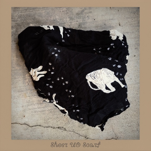 Sheer UO Scarf - Picture 1 of 3